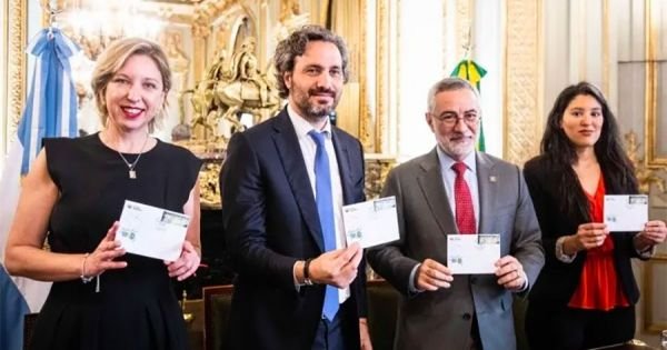 Post stamp commemorating 200 years of ties between Argentina and Brazil launched