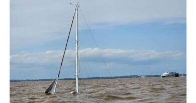 12 occupants rescued as Argentine sailboat sinks off Colonia