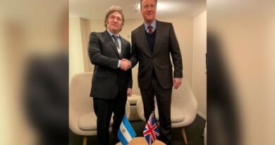 Argentina and UK explore economic ties and Falklands resolution in Davos meeting