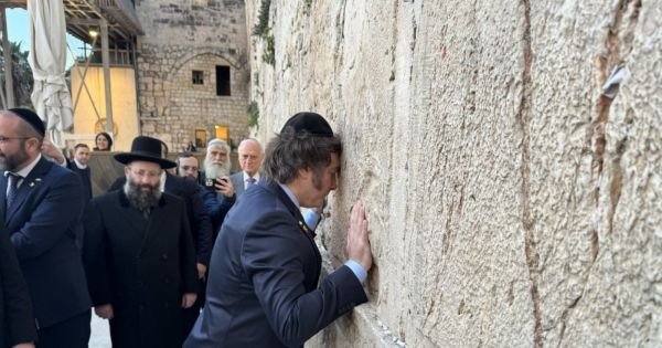 Milei cries at Wailing Wall in Israel