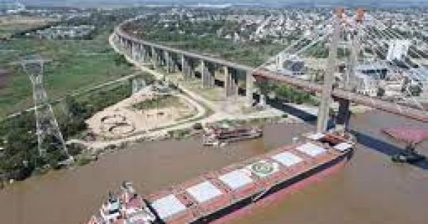 Paraná River: Traffic restored after ship is freed from bridge pillar