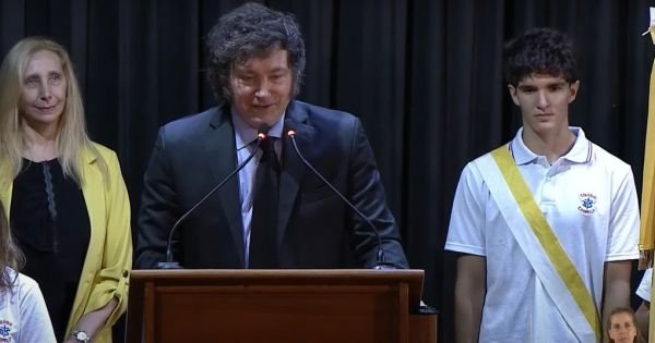 Two schoolchildren faint as Milei gives a speech